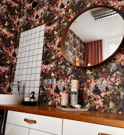 Washbasin corner with a round mirror