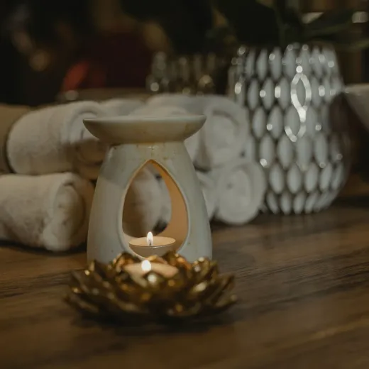 An aroma lamp and folded towels in the studio