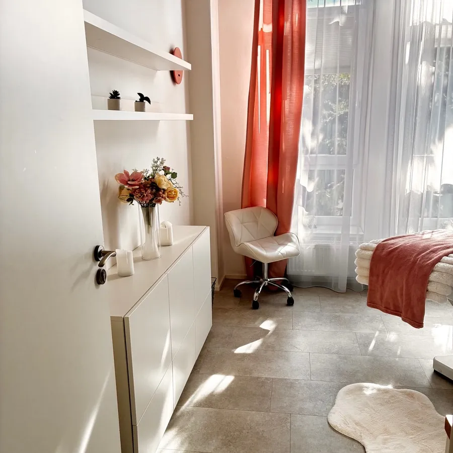 The massage room seen from the door