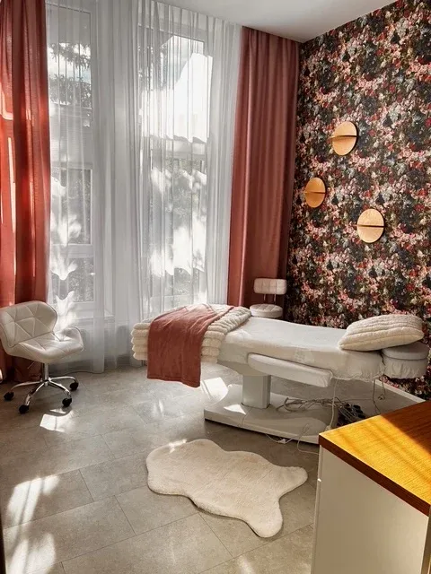 The massage room with the table ready by the window, Studio Natur Look